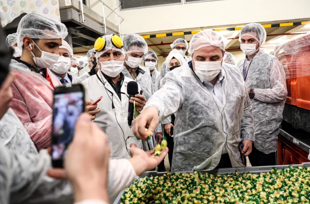 Bakan Varank, Gebze'de şekerleme üretilen tesiste gençlerle buluştu