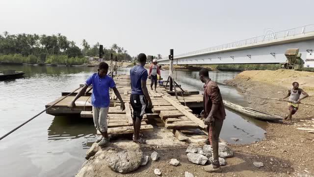 Sierra Leone\'de araçların nehirden insan gücüyle geçirildiği sıra dışı taşımacılık