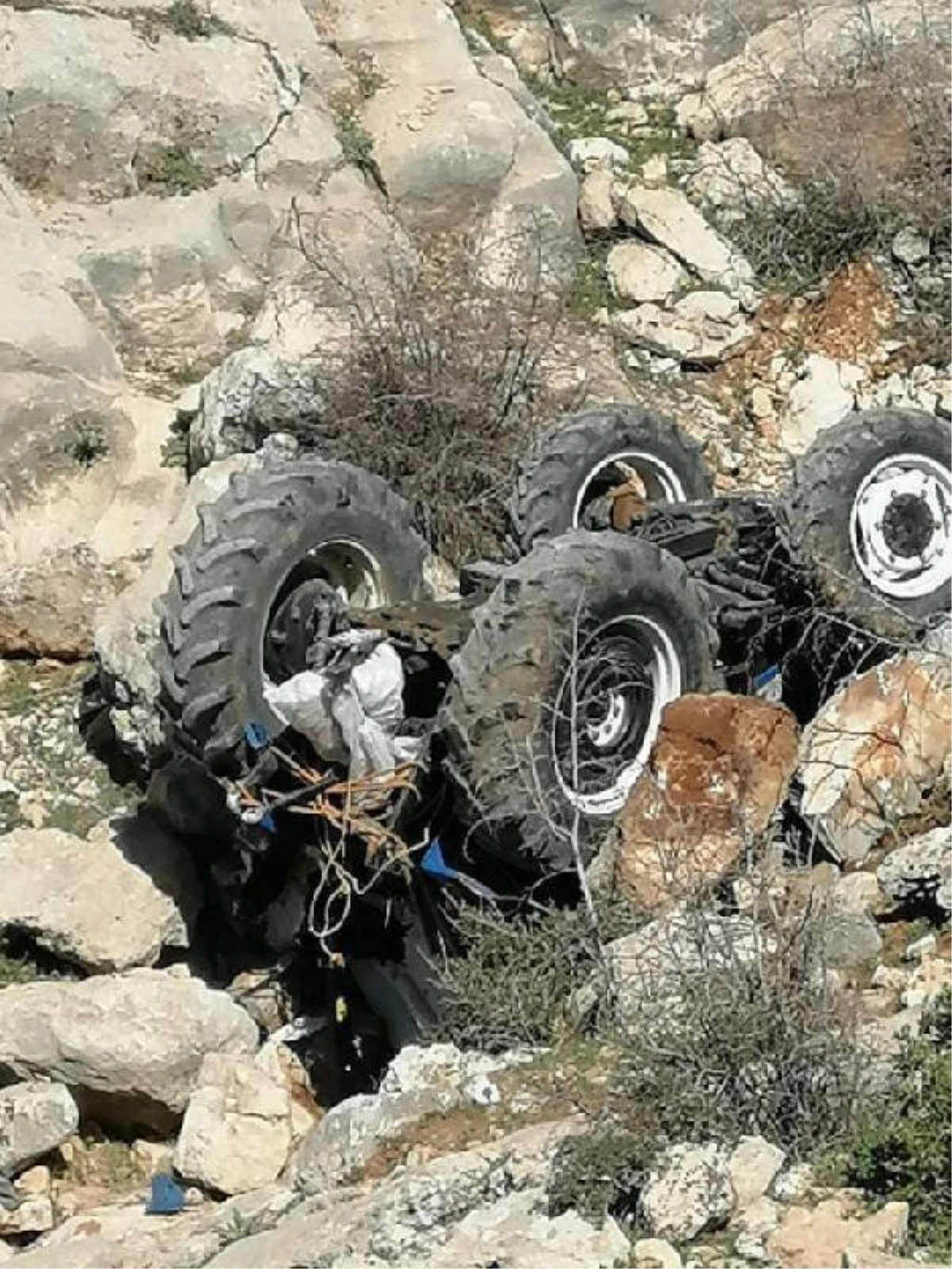 Siirt\'te şarampole yuvarlanan traktördeki çocuk öldü 2 kişi yaralandı