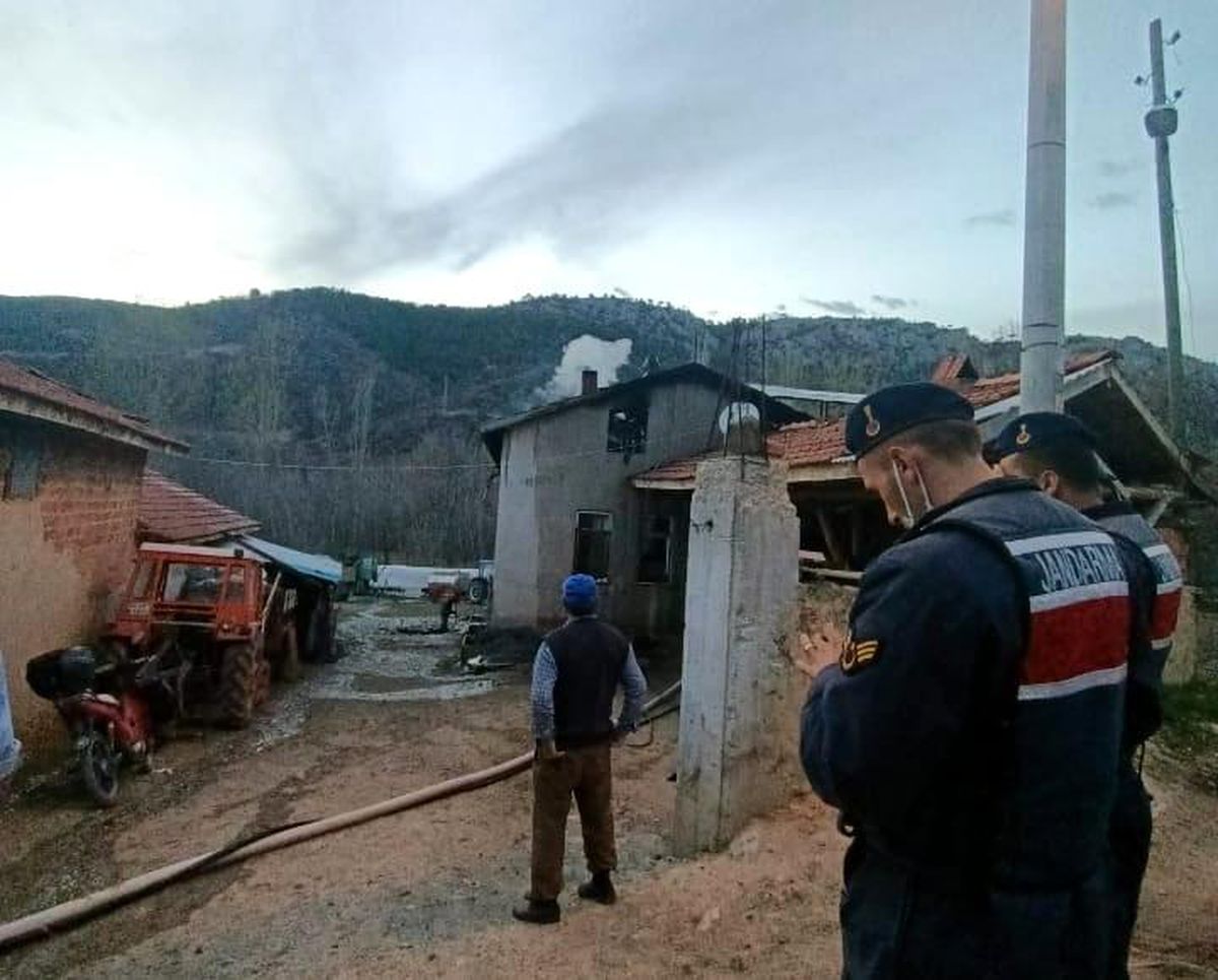 Tavşanlı\'daki ev yangını korkuttu