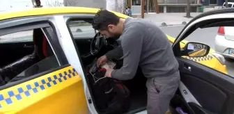 Ticari takside unutulan para dolu çantayı sahibine teslim etti