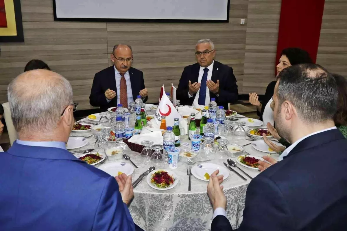 Türk Kızılay Manisa Şubesinden Yetimler Günü etkinliği