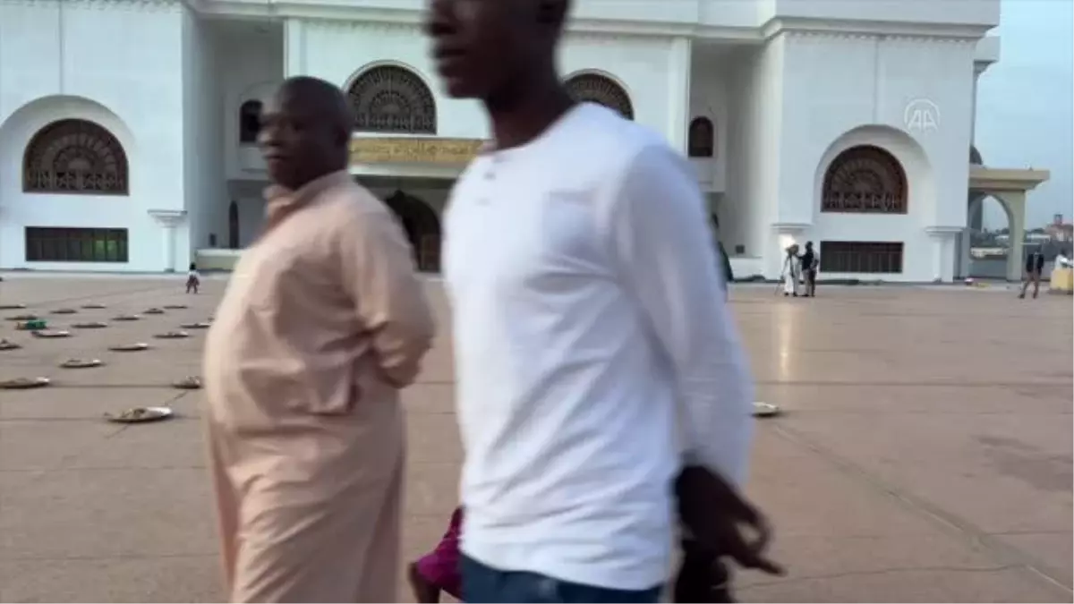 Ugandalı Müslümanlar iftar sofrasında buluşuyor