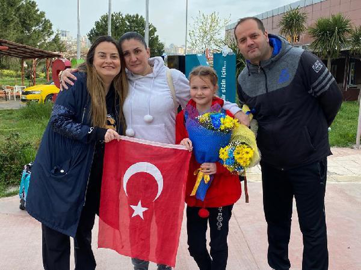 UKRAYNALI ANNE VE KIZINI SAMSUN\'DA MİSAFİR EDİYOR