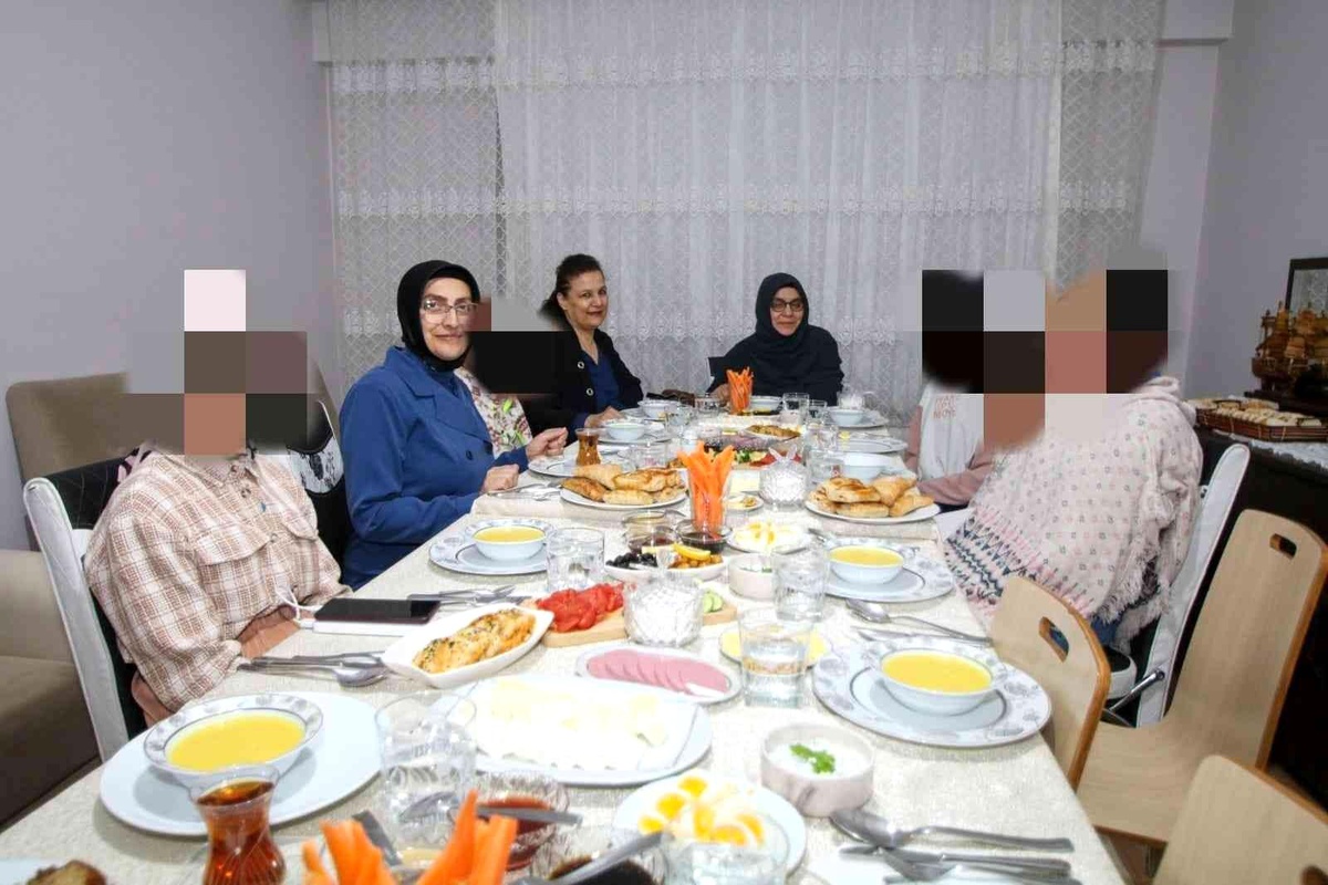 Vali Bilmez\'in eşi Meral Bilmez, çocuk evlerindeki öğrencilerle bir araya geldi