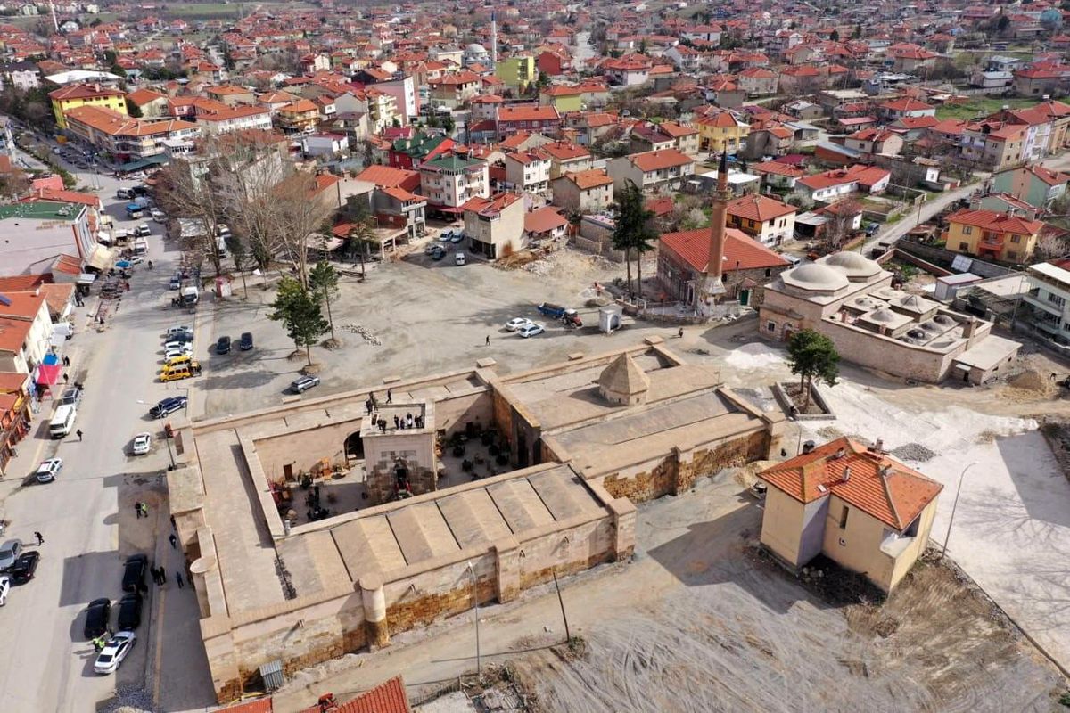 Vali Çiçek, Sultandağı Kent Meydanı Projesi\'nin bitiş tarihini açıkladı
