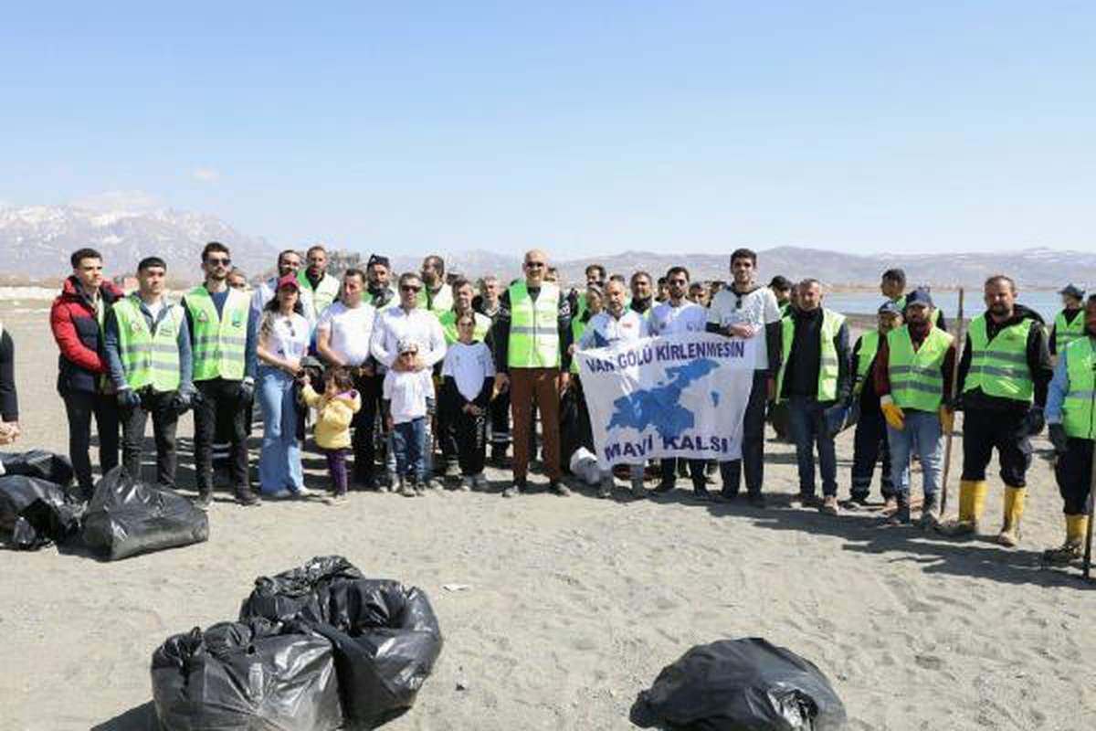 VAN GÖLÜ SAHİLİNDEN 45 TON ÇÖP TOPLANDI