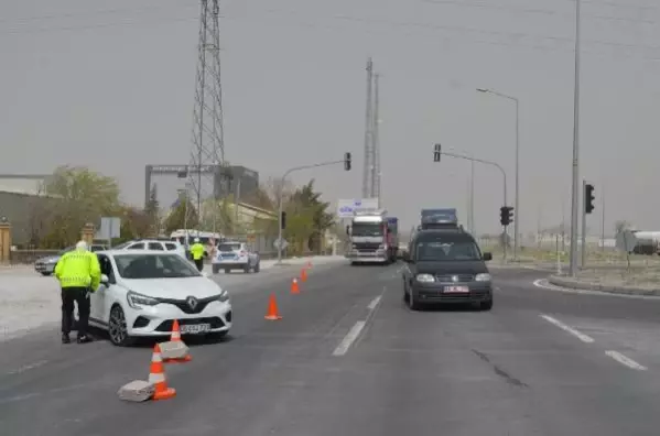 ADANA KARA YOLUNDA ULAŞIMA 'KUM FIRTINASI' ENGELİ