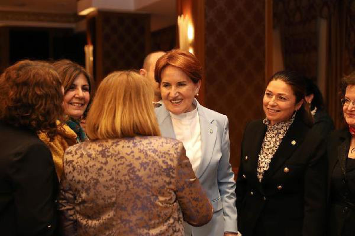 Akşener, Ankaralı kadın muhtarlarla iftar yaptı