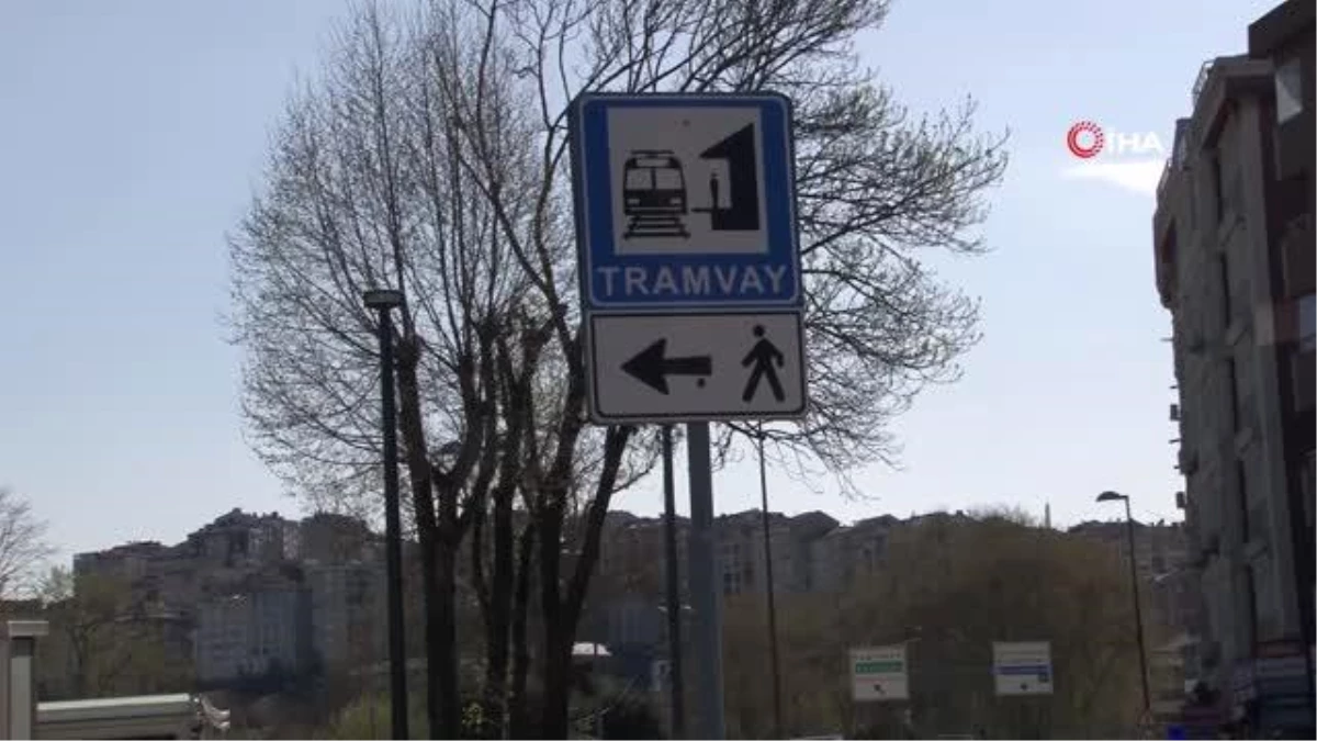 Alibeyköy\'de tramvay istasyona ulaşmak isteyen vatandaşların yolla imtihanı