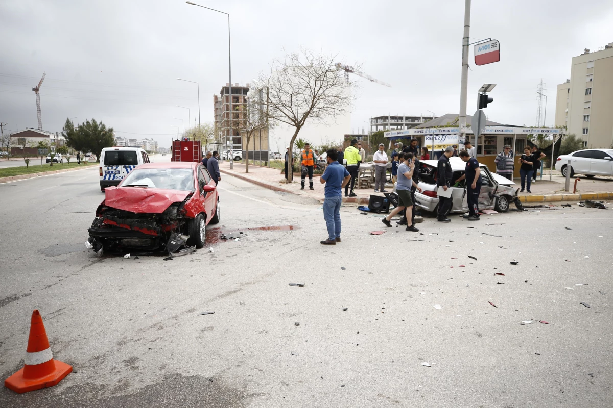 Antalya\'da çarpışan iki otomobildeki 7 kişi yaralandı