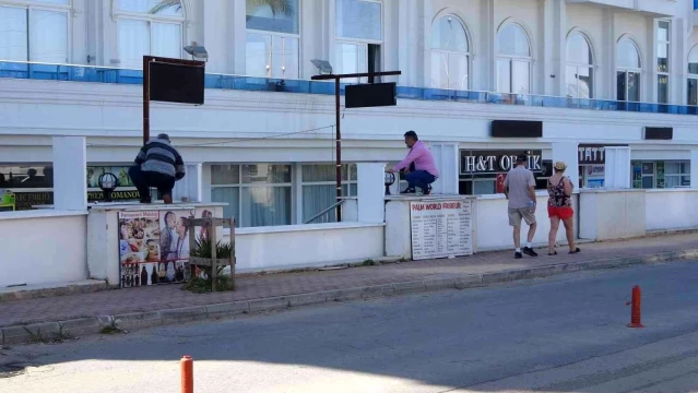 Antalya'da kiracıların indirdiği asansörlü duvara otel sahibinden tel örgülü önlem