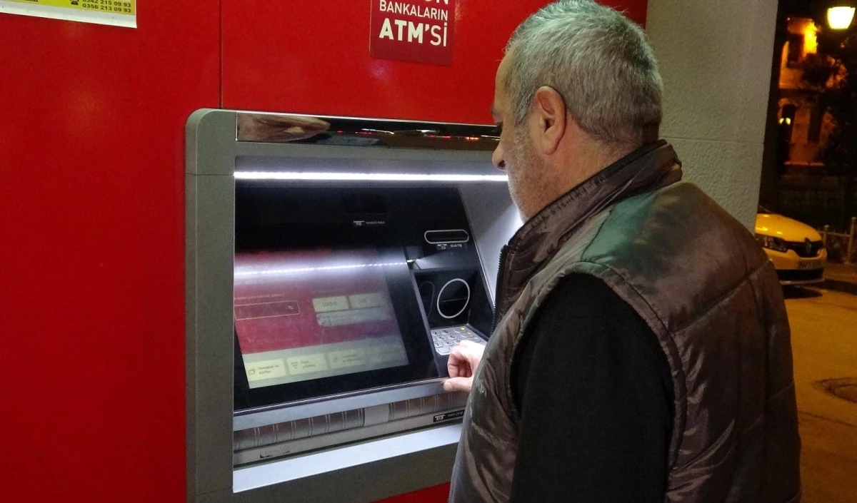 Taksici insanlık dersi verdi! ATM\'de bulduğu parayı anında polis merkezine götürdü