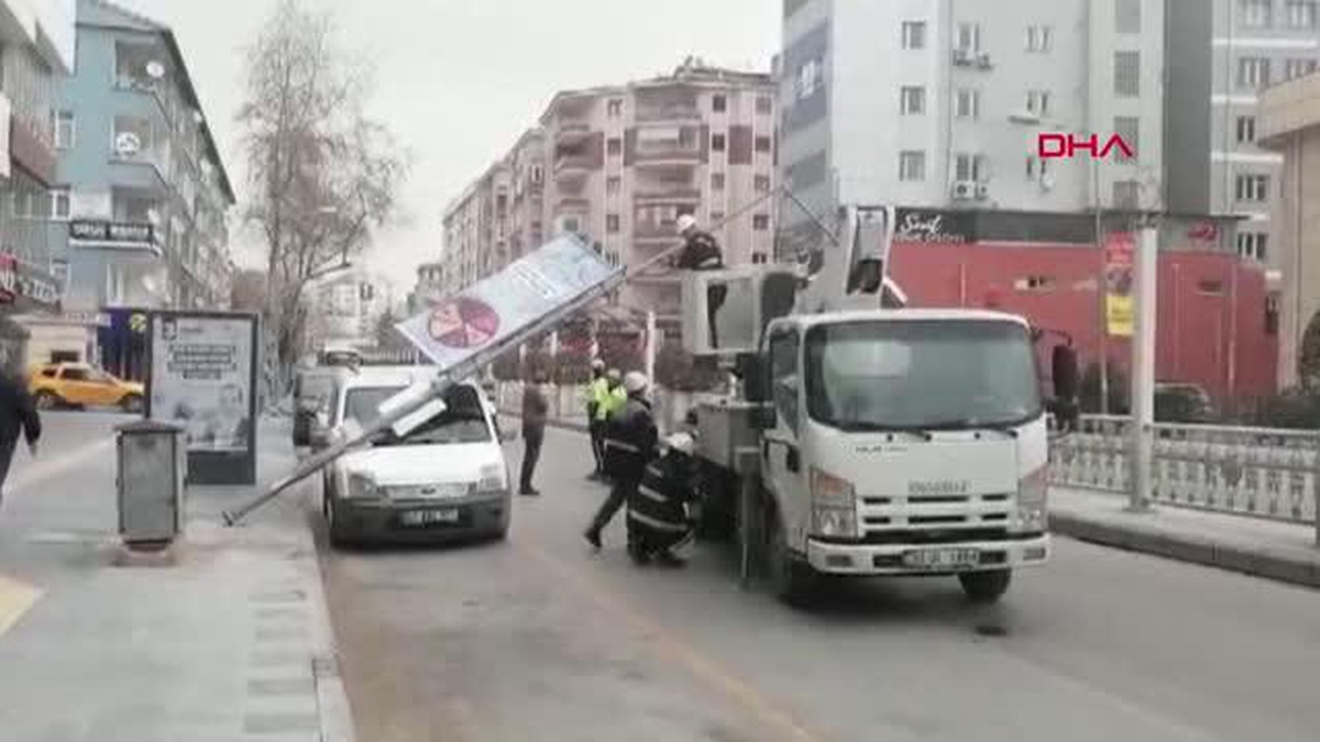 AYDINLATMA DİREĞİ ARACIN ÜZERİNE DEVRİLDİ
