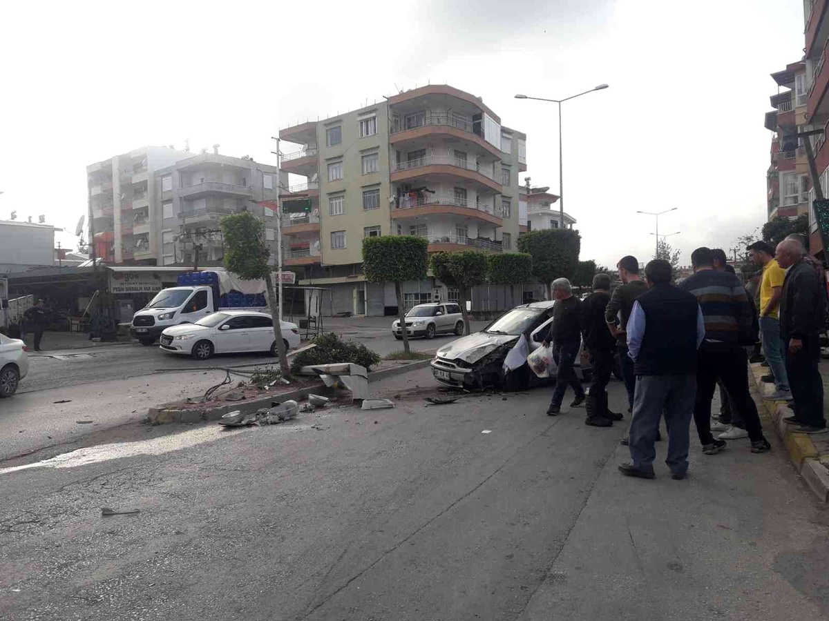 Aydınlatma direğine çarpan otomobilin sürücüsü yaralandı