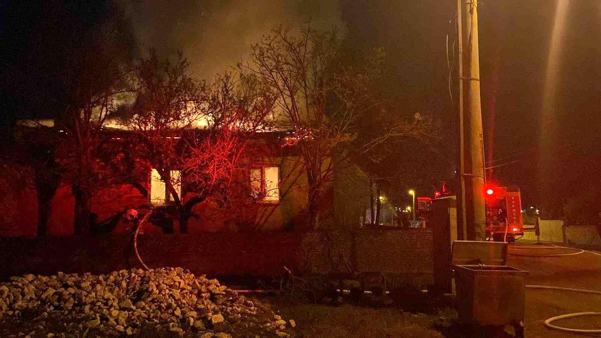Bacadan düşen kıvılcım evi kül etti