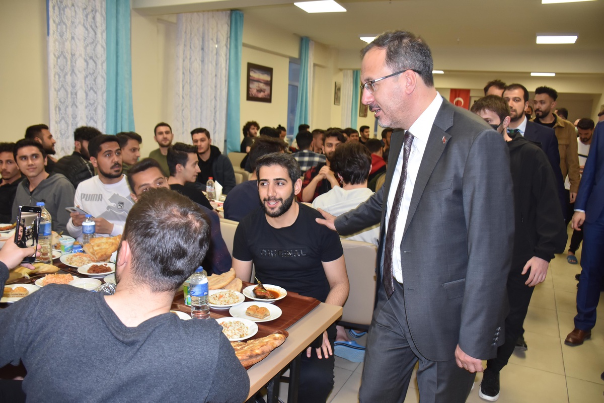Bakan Kasapoğlu, birlikte iftar yaptığı öğrencileri Ankara\'ya davet etti