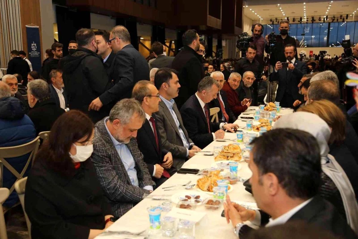 Bakan Murat Kurum, vatandaşlarla iftarda bir araya geldi