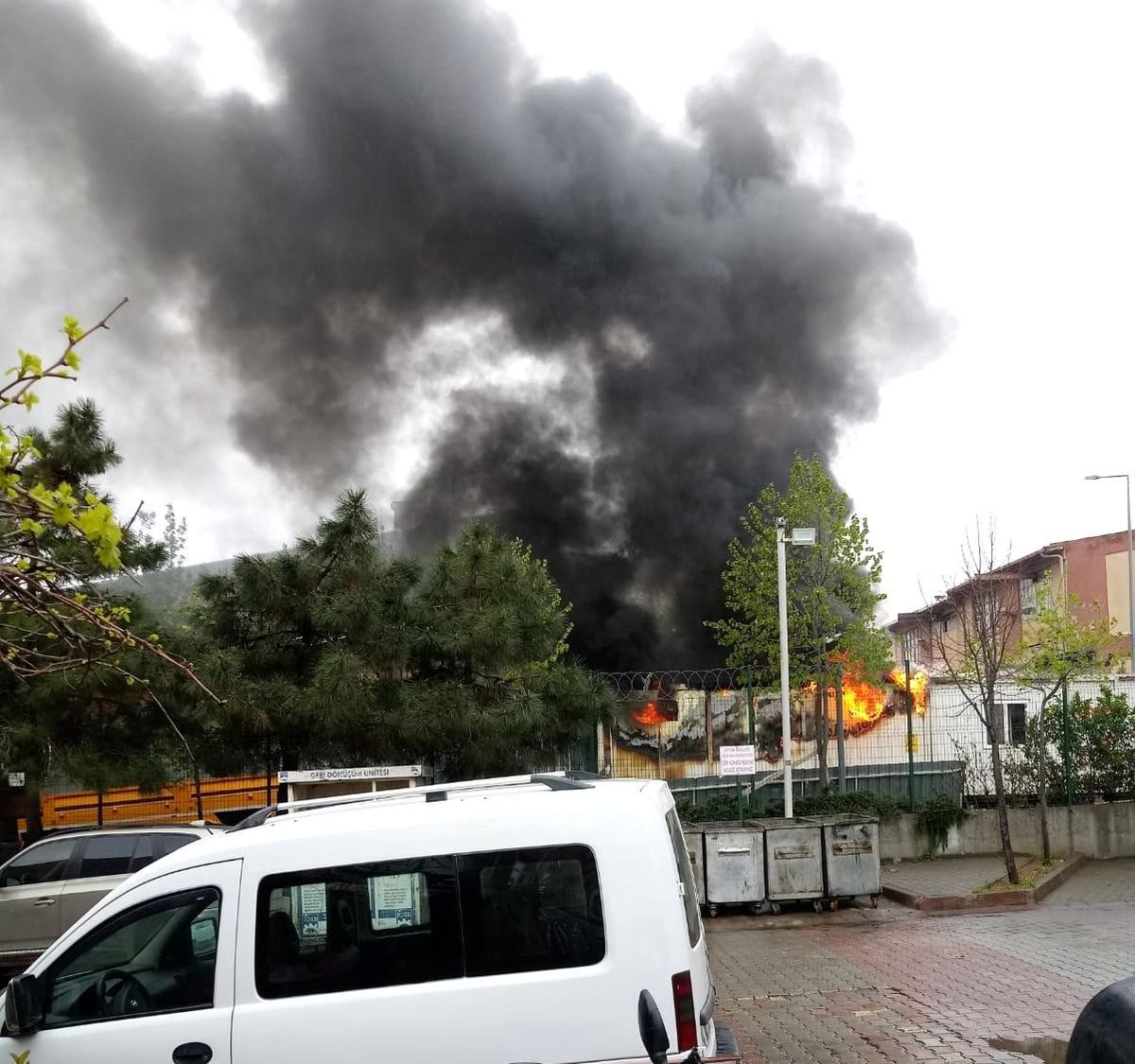 Başakşehir\'de korkutan yangın