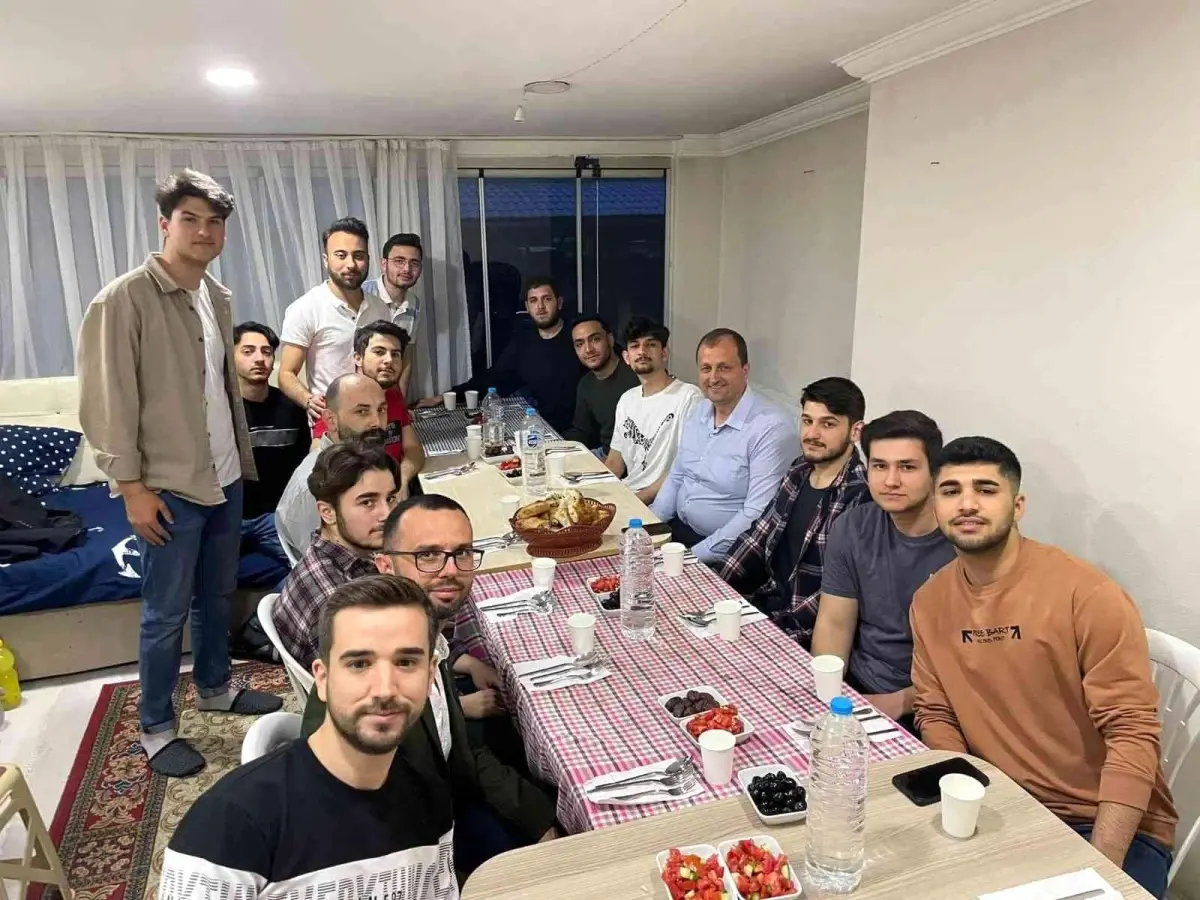 Başkan Usta, öğrencilerin iftar sofrasına konuk oldu