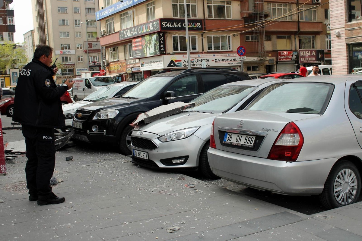 Binadan kopan parçalar araçların üzerine böyle düştü