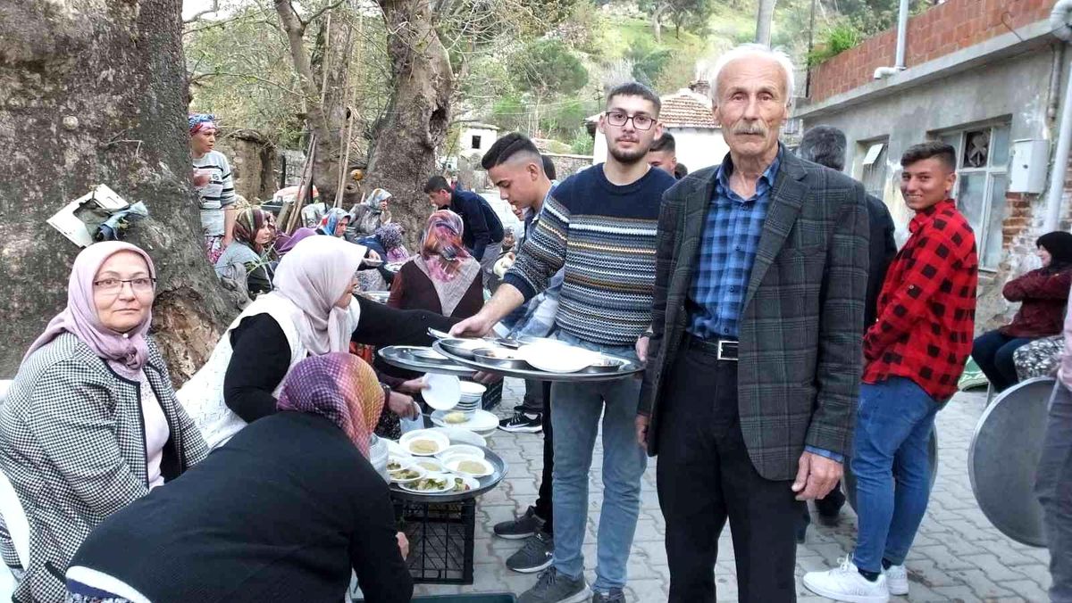 Burhaniye\'de geleneksel köylü iftarı binlerce vatandaşı buluşturdu