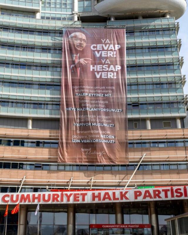 CHP Genel Merkezi'ne pankart asıldı: 'Ya cevap ver ya hesap ver' CHP Genel Merkezi'ne pankart asıldı: 'Ya cevap ver ya hesap ver'