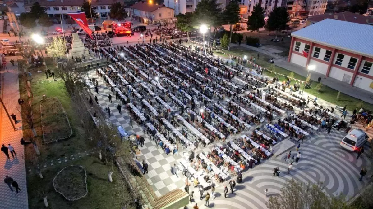 Çiçekdağı\'nda belediye meydan iftarı verdi