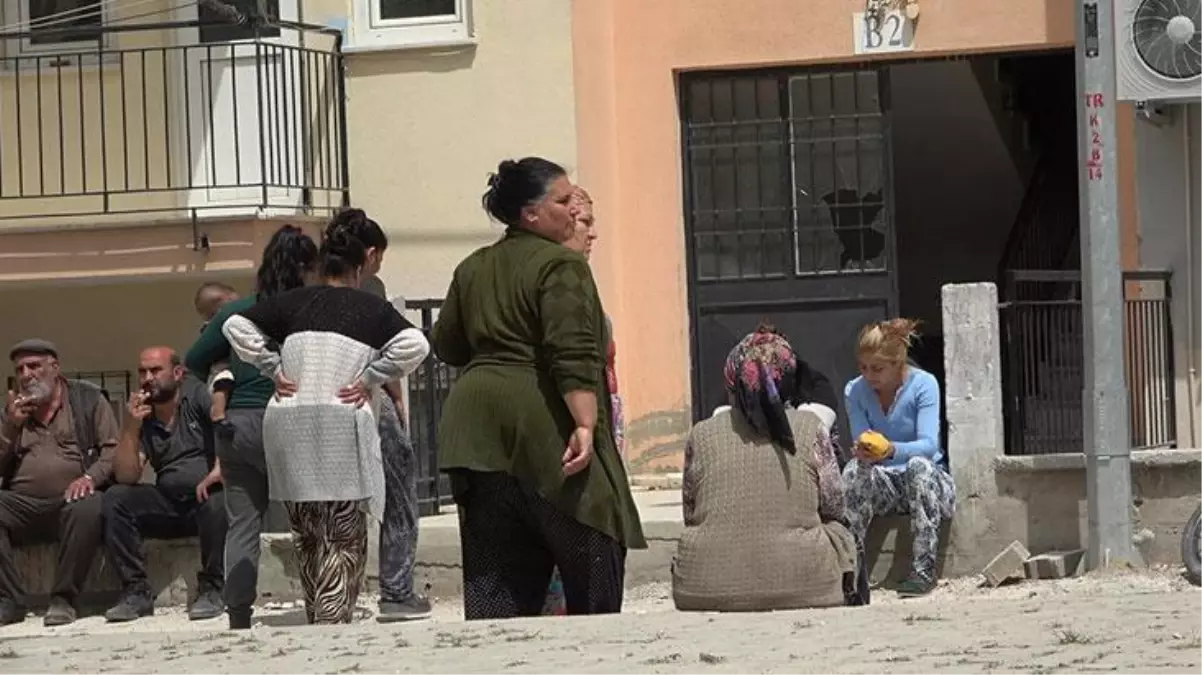 Cinsel istismarla suçlanan aile, kenti terk etti, eşyaları mahalleli tarafından ateşe verildi