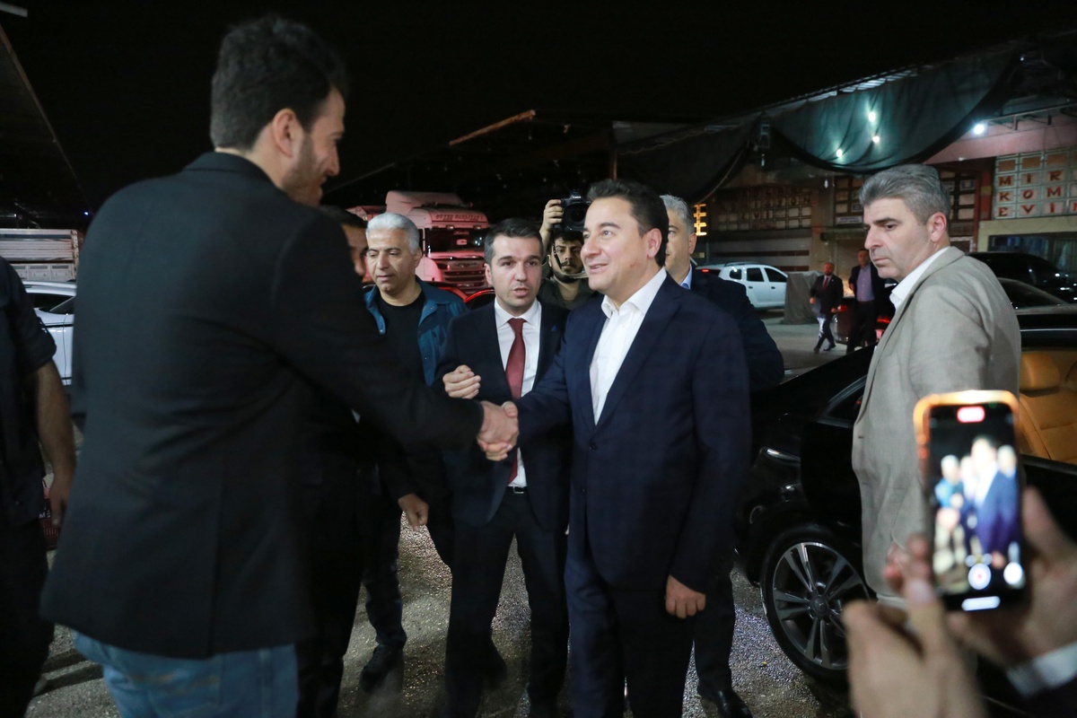 DEVA Partisi Genel Başkanı Babacan Adana\'da hal esnafıyla sahur yaptı
