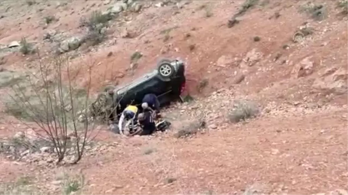 Devrilen otomobilin sürücüsü yaralandı