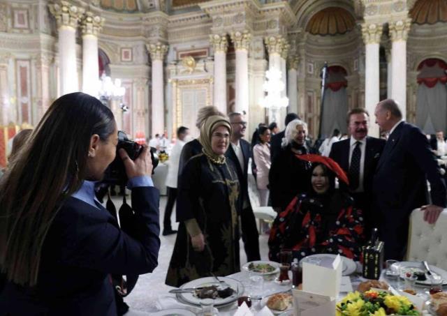 Dolmabahçe'deki iftar programından renkli kareler! Emine Erdoğan poz verdi Hülya Avşar çekti