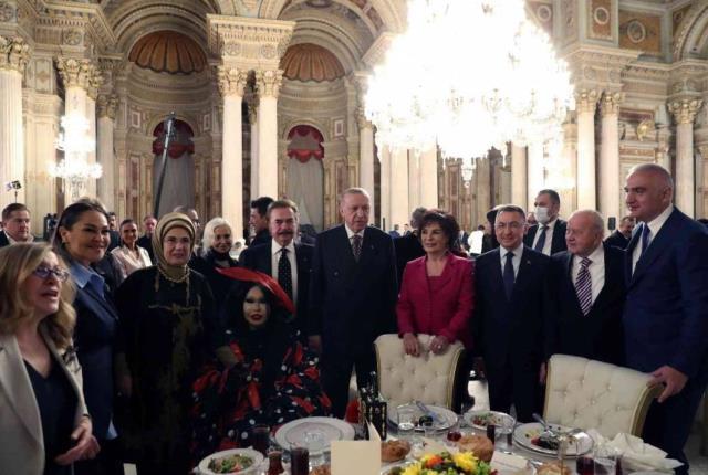 Dolmabahçe'deki iftar programından renkli kareler! Emine Erdoğan poz verdi Hülya Avşar çekti