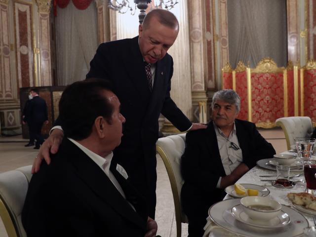 Dolmabahçe'deki iftar programından renkli kareler! Emine Erdoğan poz verdi Hülya Avşar çekti