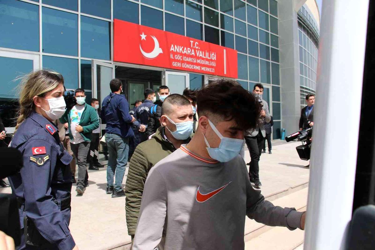 Düzensiz göçmenler ülkelerine Göçmen Geri Gönderme Merkezleri\'nden böyle gönderiliyor