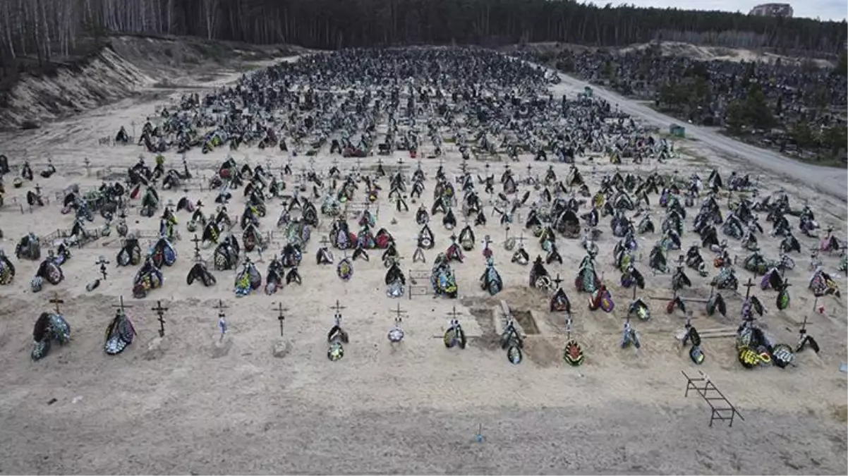 Çatışmaların yaşandığı şehir İrpin\'de mezarlık havadan görüntülendi