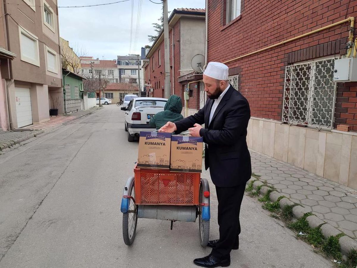 Hayırsever imam Ramazan\'da ihtiyaç sahipleri için pedal çeviriyor
