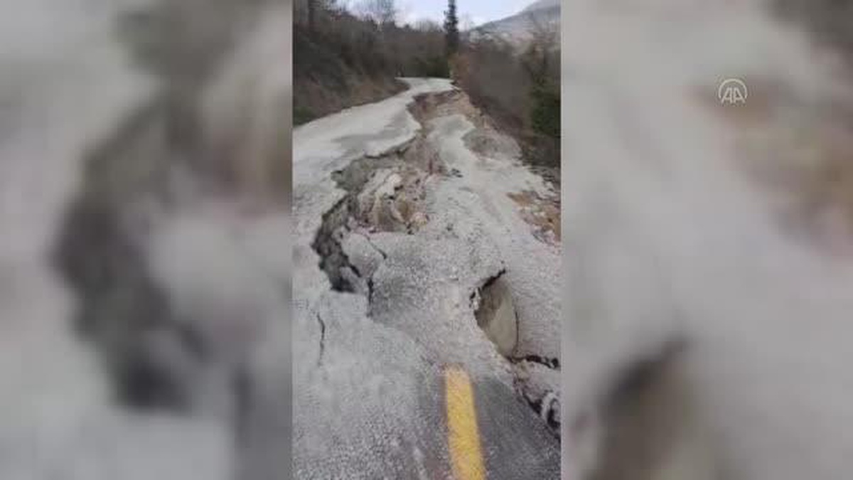 Heyelan nedeniyle 2 köy yolu ulaşıma kapandı