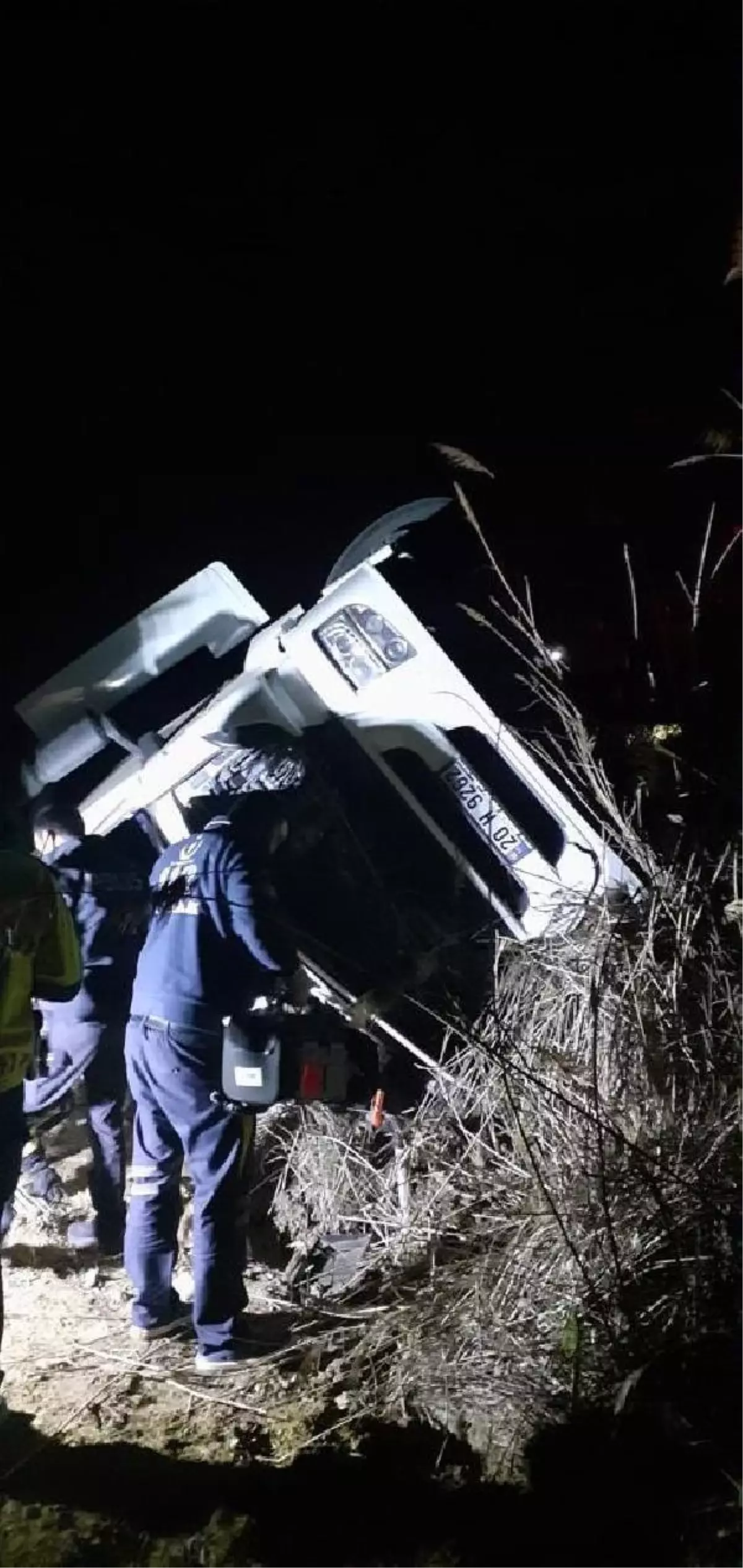 Hurda yüklü TIR devrildi: 1 ölü, 1 yaralı