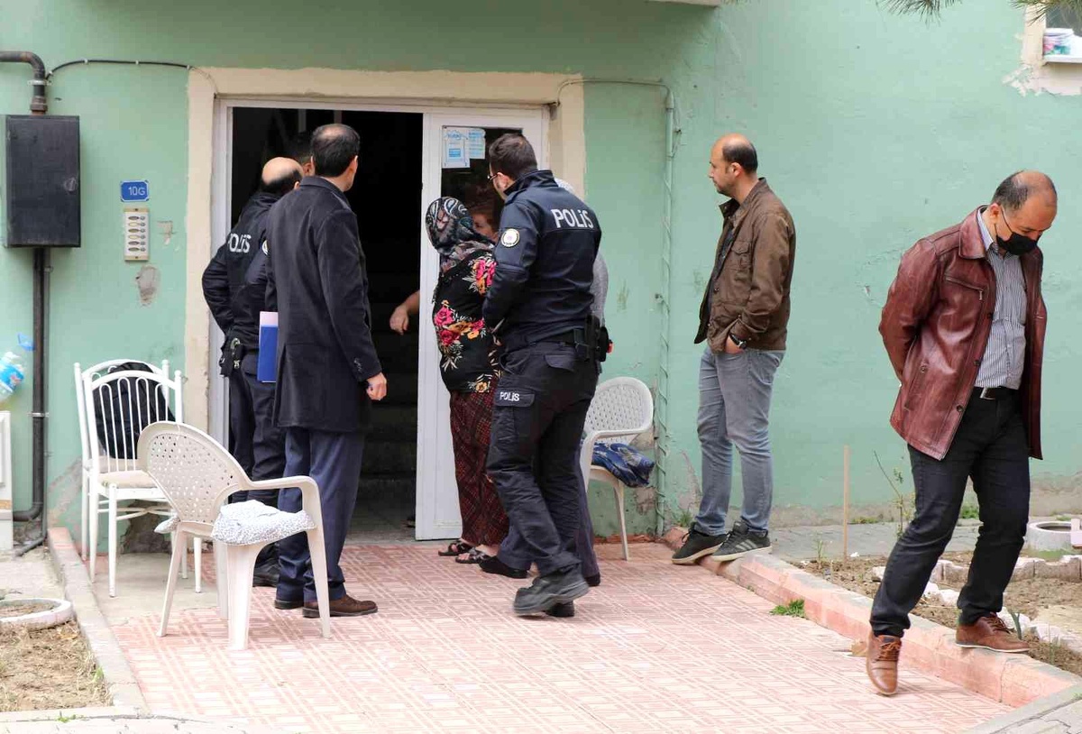 İcra yoluyla çocuğunu almaya gelen kadın, gazetecilere tepki gösterdi