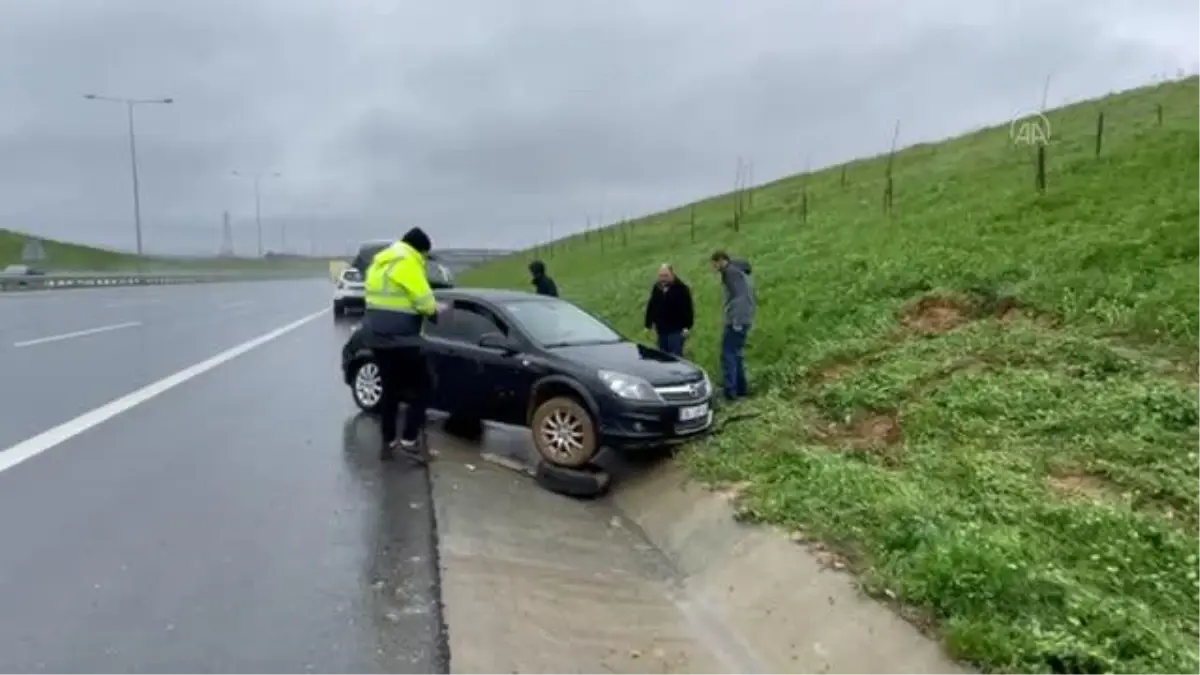 İstanbul'da seyir halindeki iki araç çarpıştı