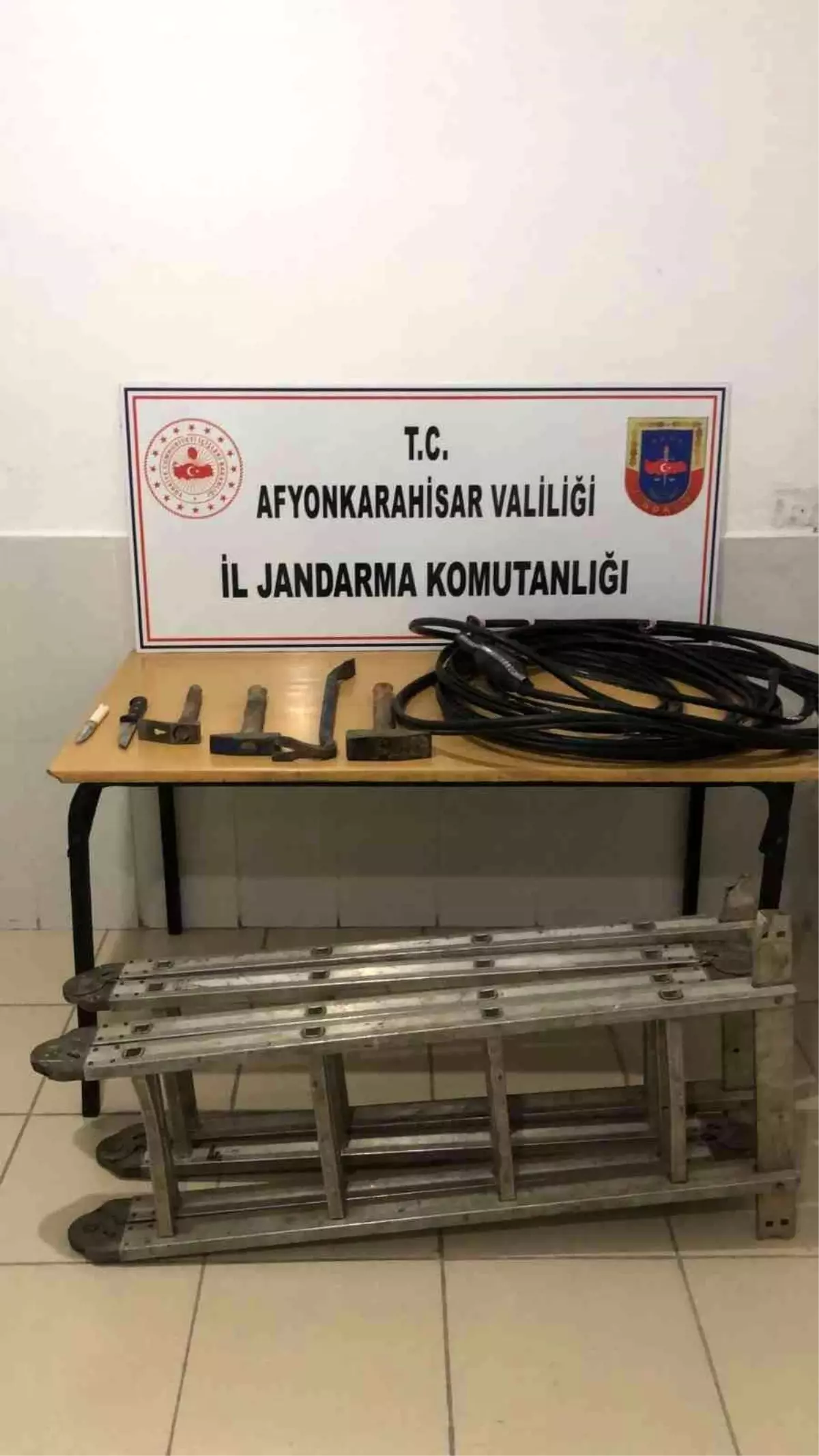 Afyonkarahisar\'da kablo çaldığı ileri sürülen 2 şüpheli yakalandı