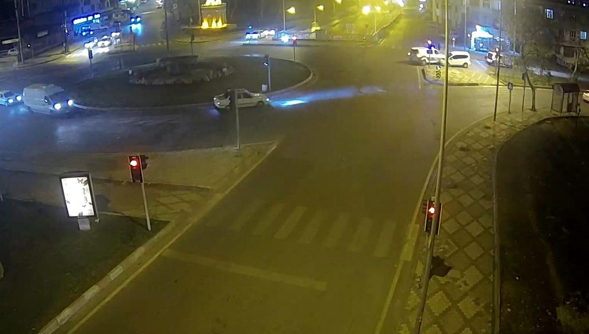Kaçarken polis aracına çarpınca yakalandı