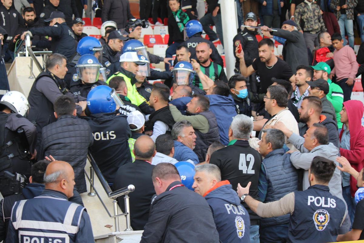 Karaman\'da play-off maçında çıkan arbedede 4 kişi yaralandı