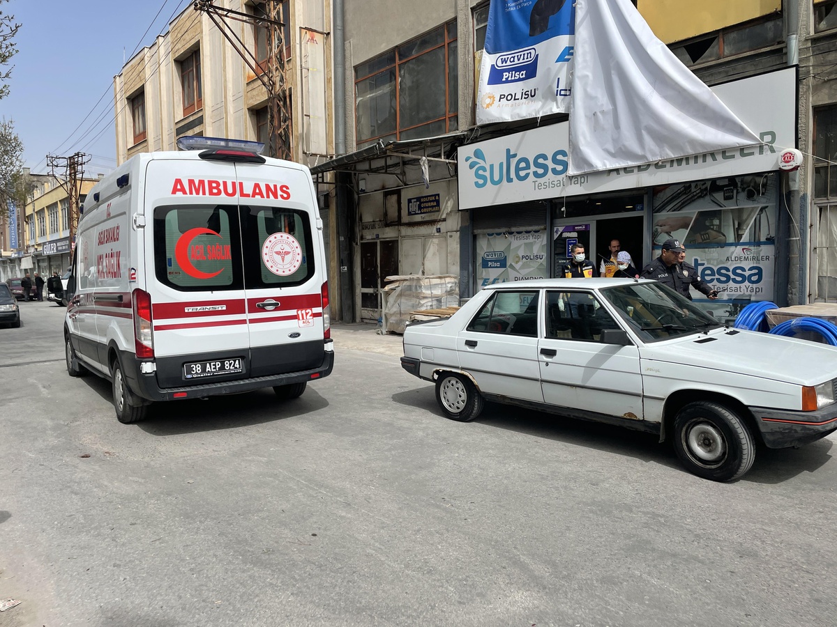 Kayseri\'de nakliyecilerin bıçaklı kavgasında 1 kişi yaralandı
