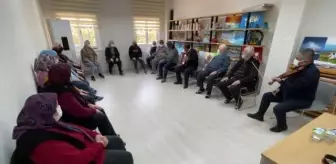 'Koca çınarlar' el sanatları ve müzikle huzur buluyor