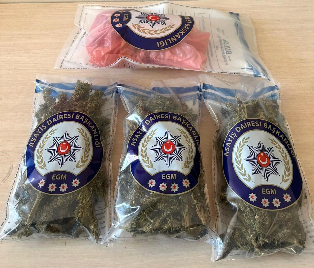 Motosikletçi kaskında gizlenen uyuşturucu polise takıldı