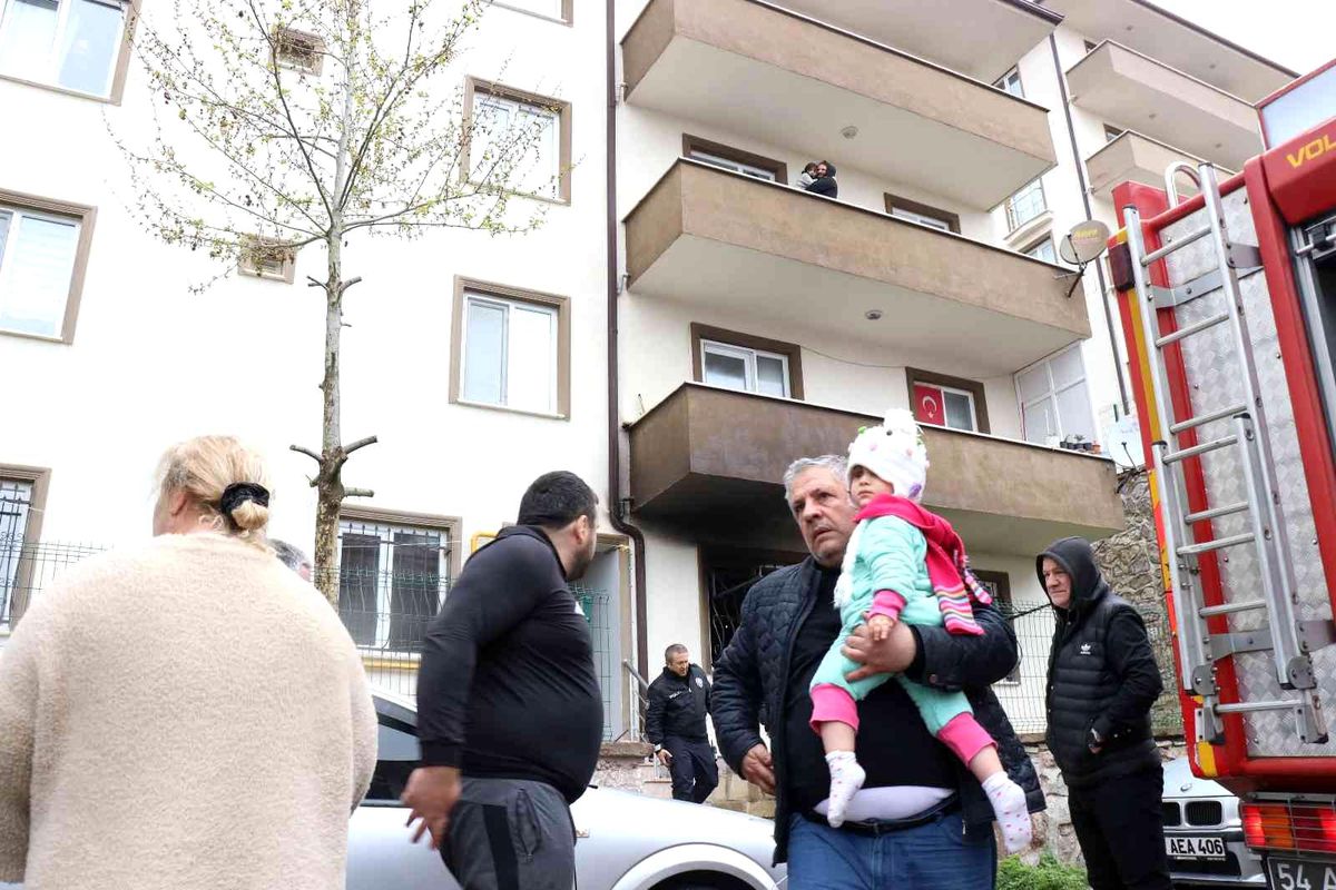 Son dakika haber | Mumdan çıktığı iddia edilen yangında 1\'i çocuk 4 kişi dumandan etkilendi