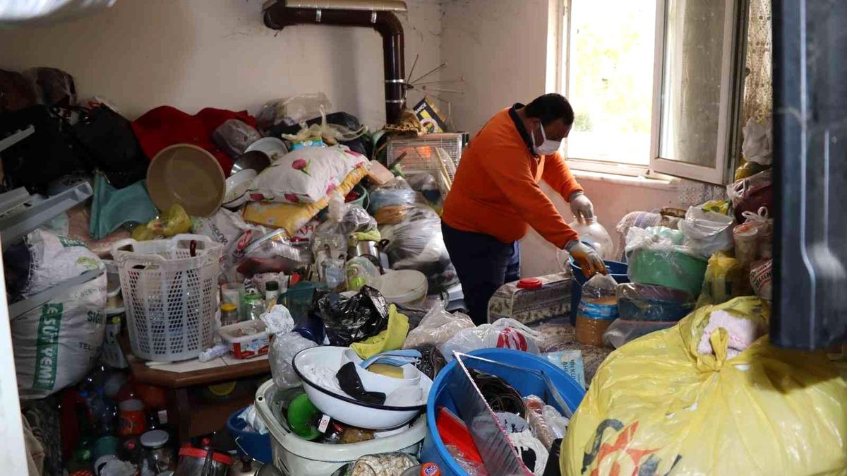 Evden 4 kamyon çöp çıktı