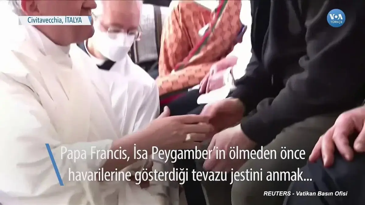 Papa Francis Mahkumların Ayaklarını Öptü ve Yıkadı